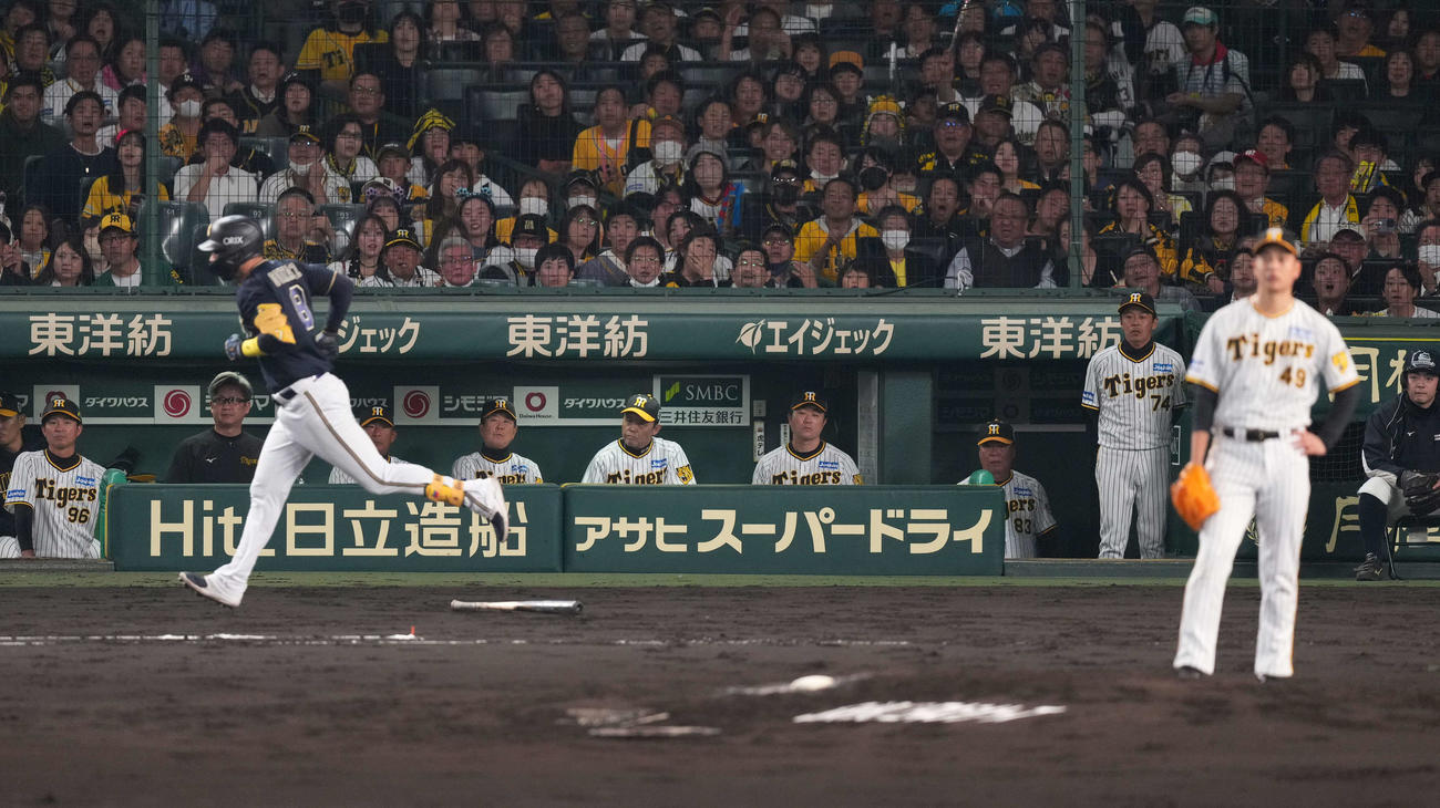 阪神対オリックス　4回表オリックス1死、大竹（右端）がゴンザレスに先制のソロ本塁打を打たれ、ベンチで厳しい表情を見せる岡田監督（中央）（撮影・菅敏）