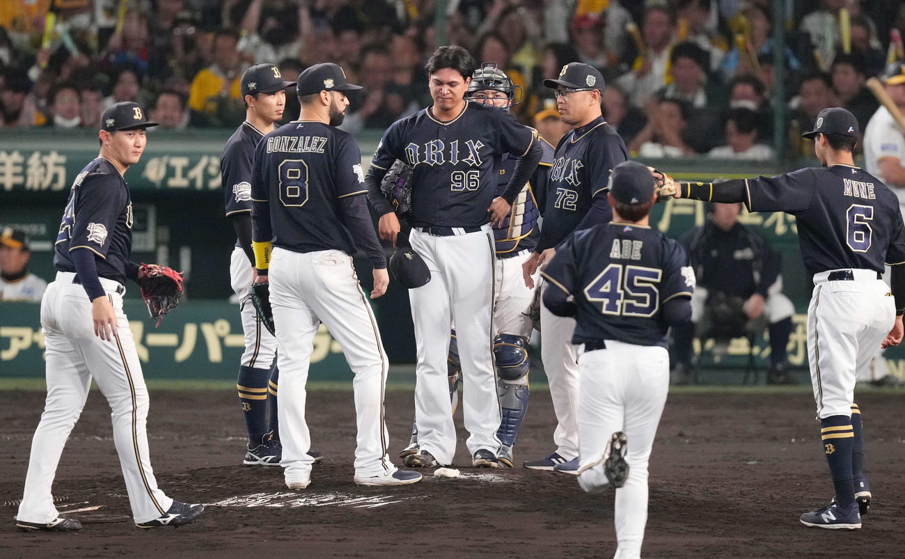 阪神対オリックス　8回裏阪神1死三塁、大山に適時打を浴び、マウンドでうなだれる宇田川（中央）（撮影・菅敏）