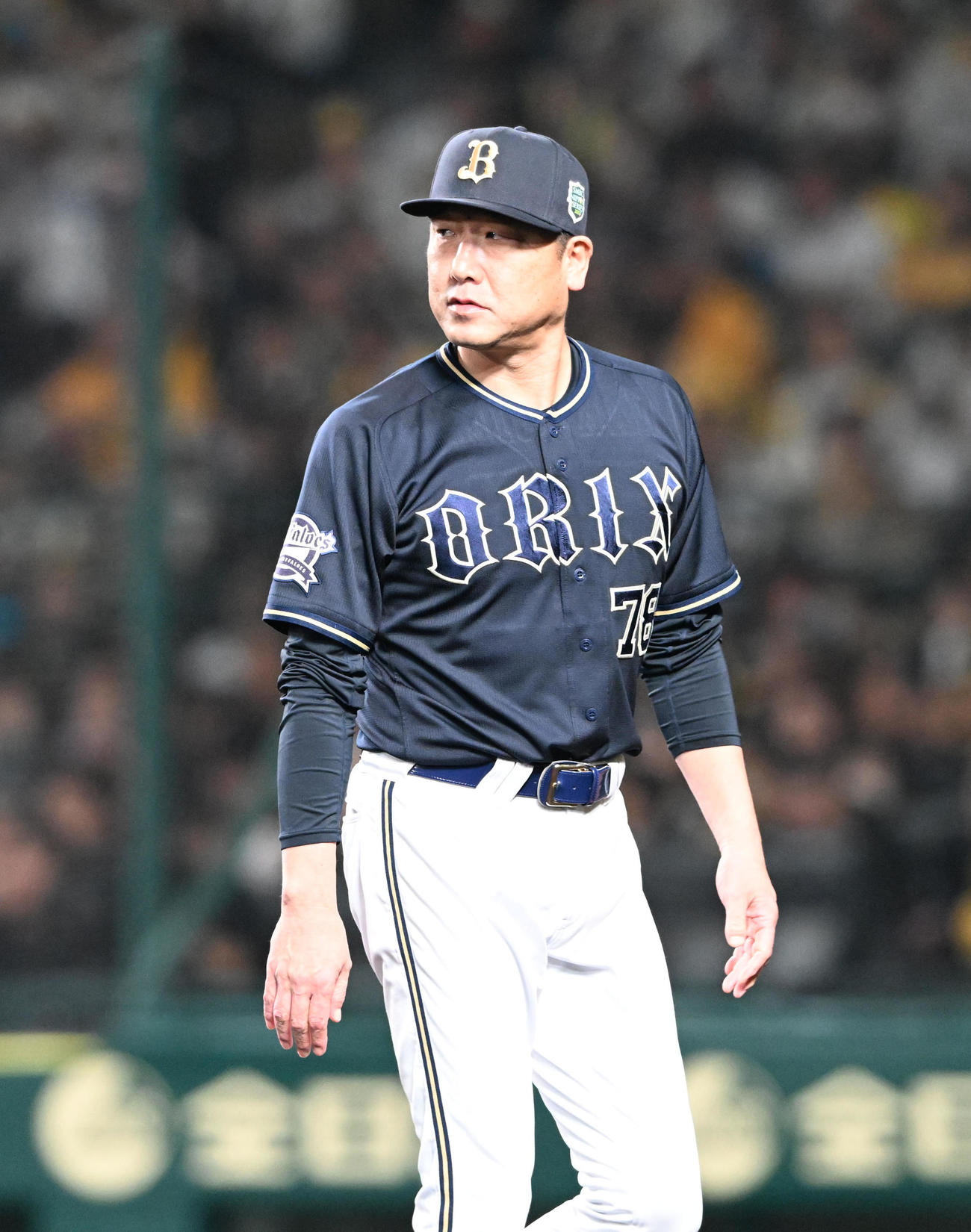 阪神対オリックス　8回裏阪神1死二、三塁、森下を迎え、山崎颯から宇田川にスイッチする中嶋監督（撮影・和賀正仁）