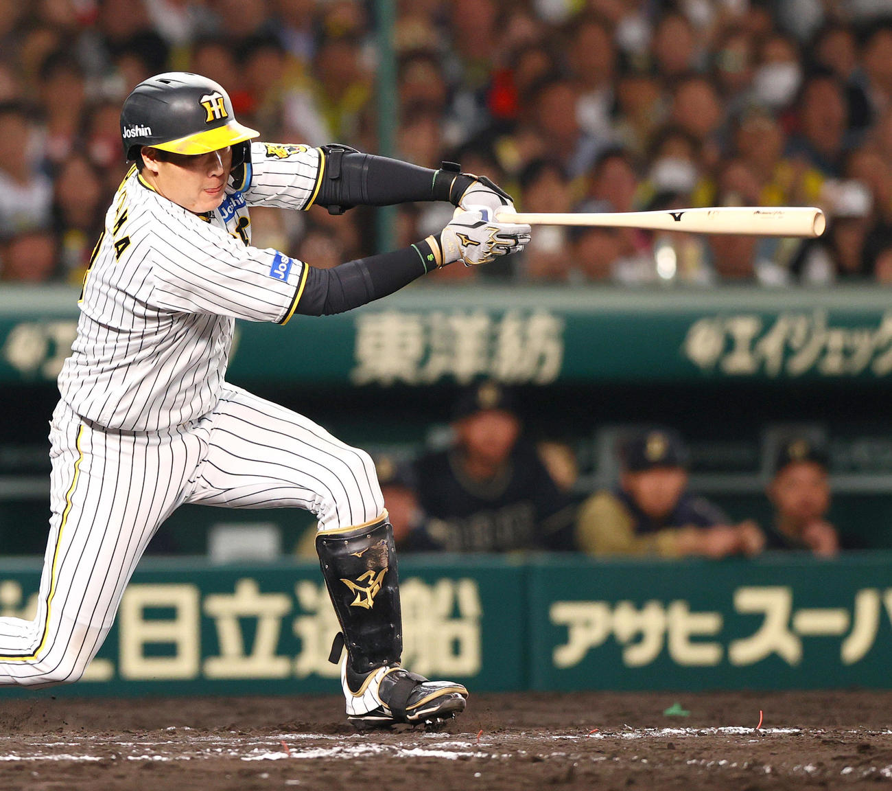 阪神対オリックス　8回裏阪神1死三塁、大山は中前適時打を放つ（撮影・上山淳一）