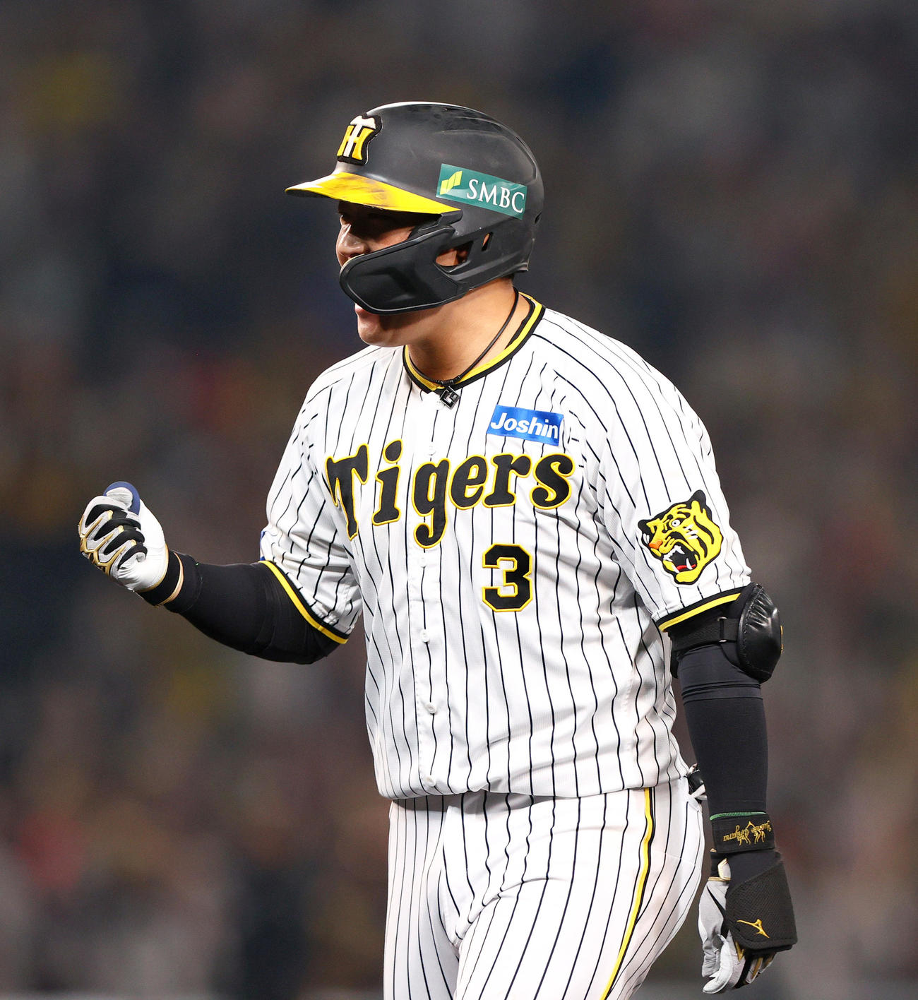 阪神対オリックス　8回裏阪神1死三塁、大山は中前適時打を放ちガッツポーズする（撮影・上山淳一）