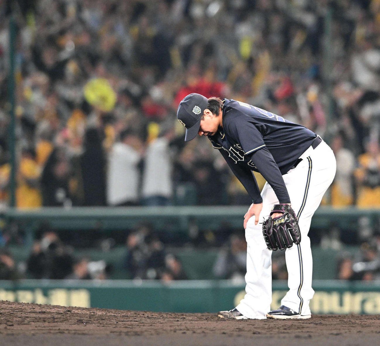 阪神対オリックス　8回裏阪神1死三塁、大山に中前適時打を浴び膝に手をつく宇田川（撮影・和賀正仁）