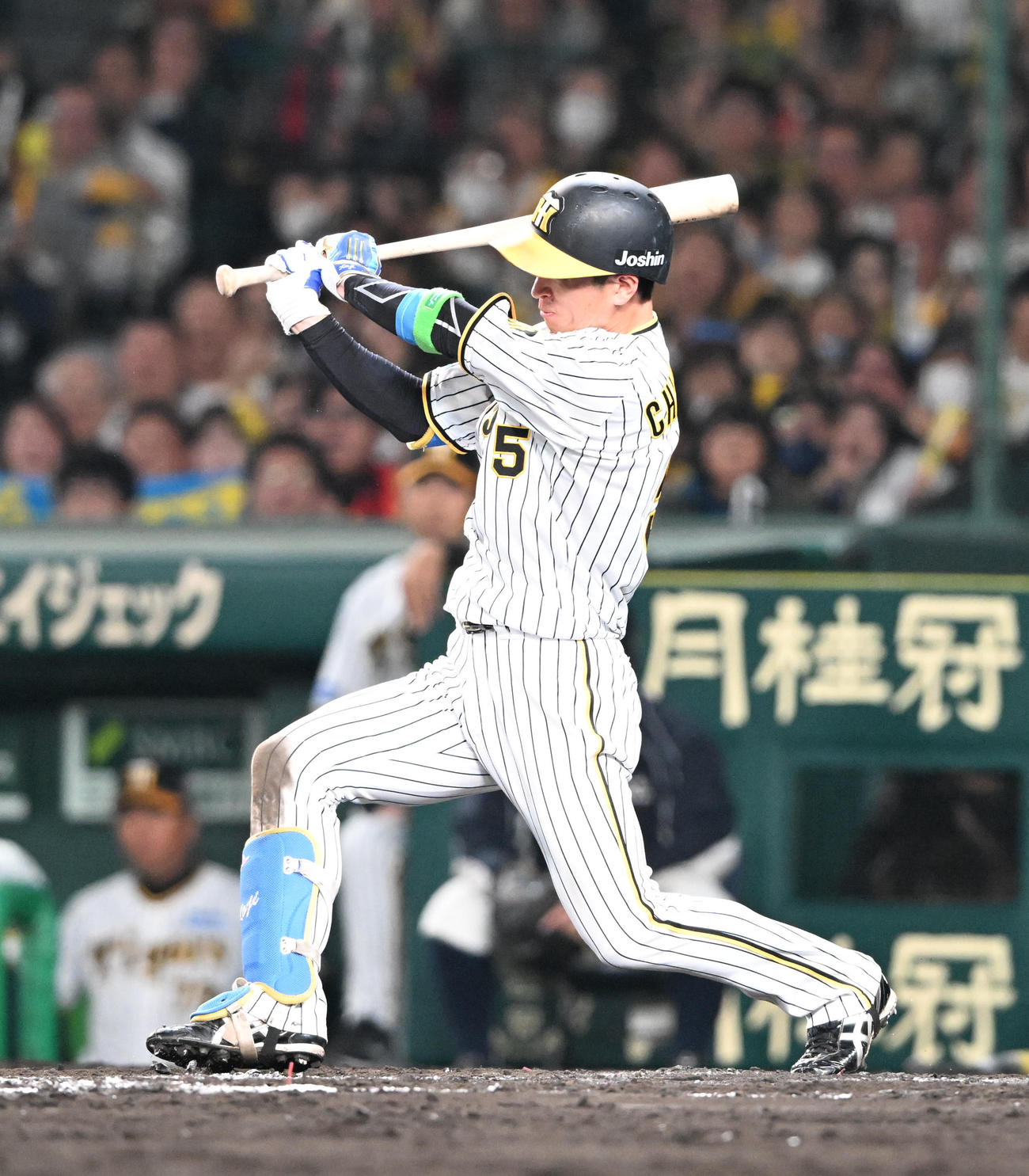 阪神対オリックス　8回裏阪神無死一、三塁、右前適時打を放つ近本（撮影・和賀正仁）