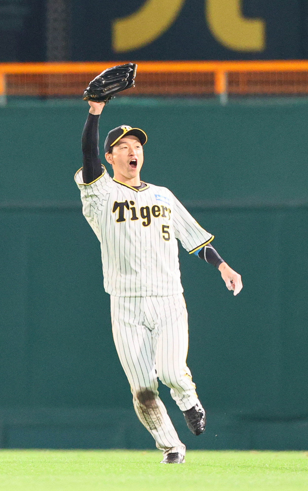 阪神対オリックス　ウイニングボールをつかみ、喜ぶ阪神近本（撮影・上山淳一）