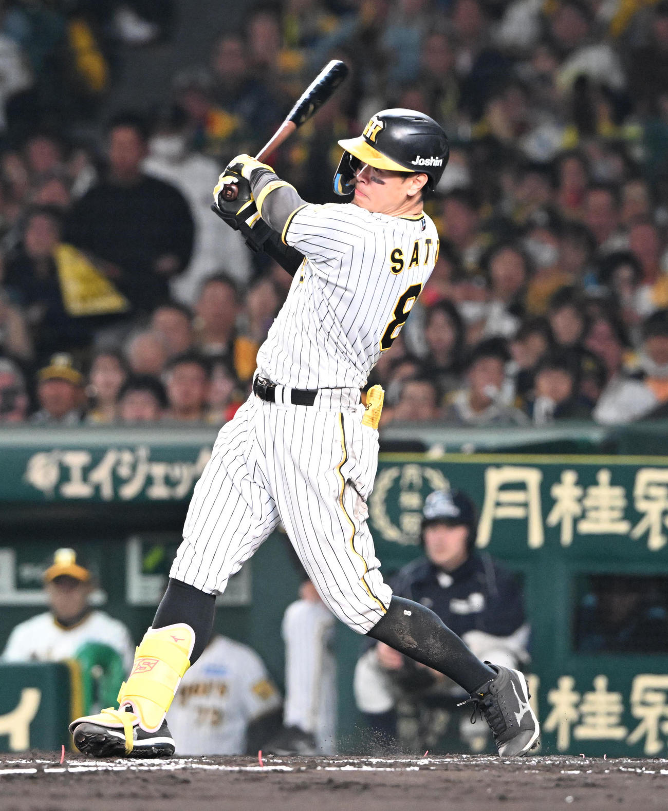 阪神対オリックス　2回裏阪神無死、左中間に二塁打を放つ佐藤輝（撮影・和賀正仁）