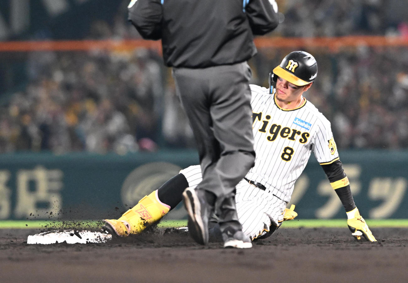 阪神対オリックス　2回裏阪神無死、左中間に二塁打を放つ佐藤輝（撮影・和賀正仁）