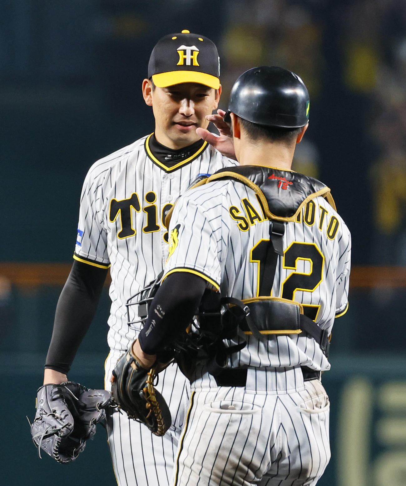 阪神対オリックス　日本一に王手をかけ、坂本と握手を交わす阪神岩崎（撮影・藤尾明華）