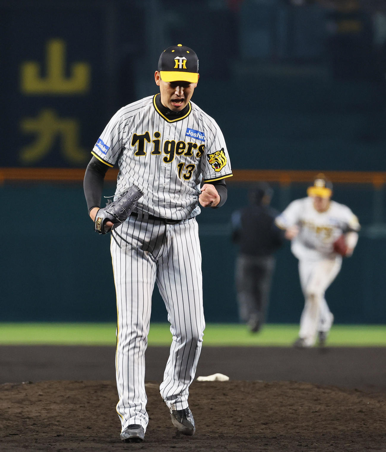 阪神対オリックス　9回を締めガッツポーズをする阪神岩崎（撮影・藤尾明華）