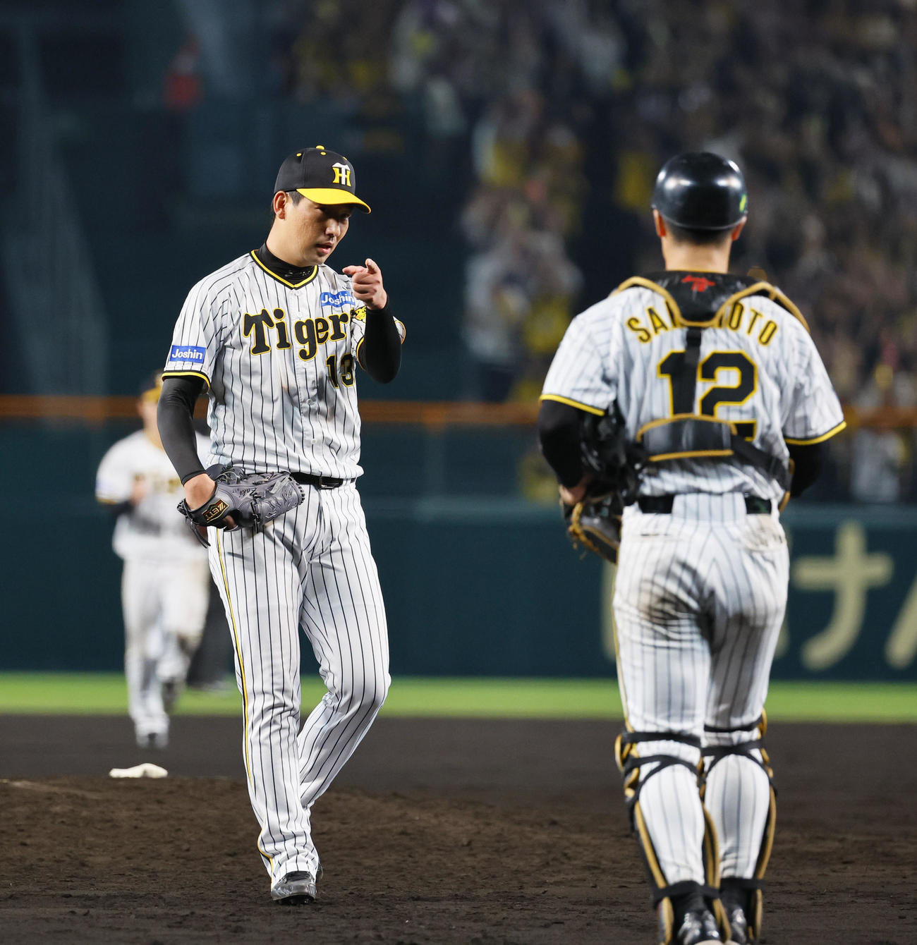 阪神対オリックス　9回を締め坂本を指さす阪神岩崎（撮影・藤尾明華）