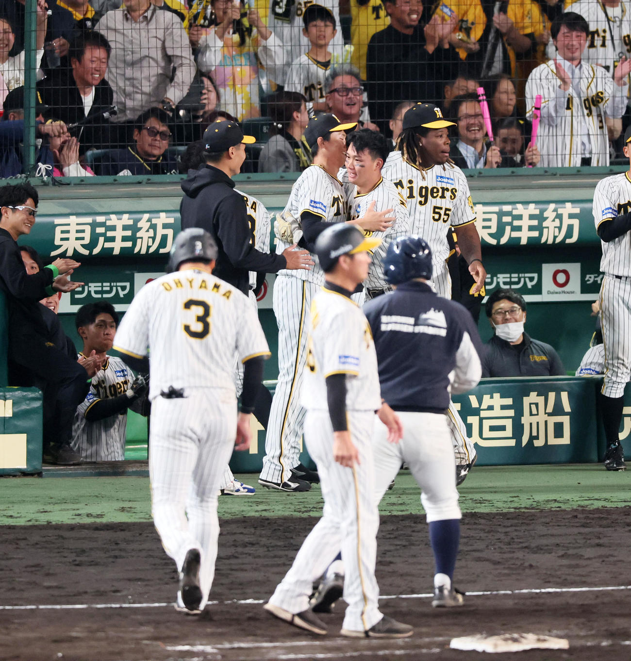 阪神対オリックス　8回裏阪神1死三塁、大山の中適時打で生還した三塁走者森下はベンチ前で湯浅（左）と抱擁（撮影・加藤哉）
