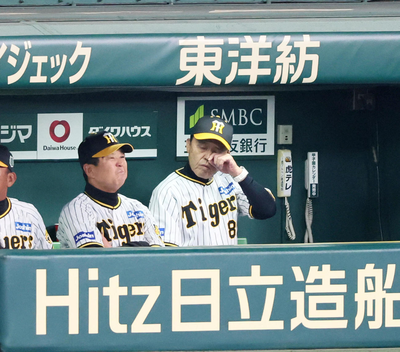 阪神対オリックス　8回裏阪神1死二、三塁、森下の適時三塁打の直後、ベンチで顔を手でこする岡田監督（撮影・加藤哉）