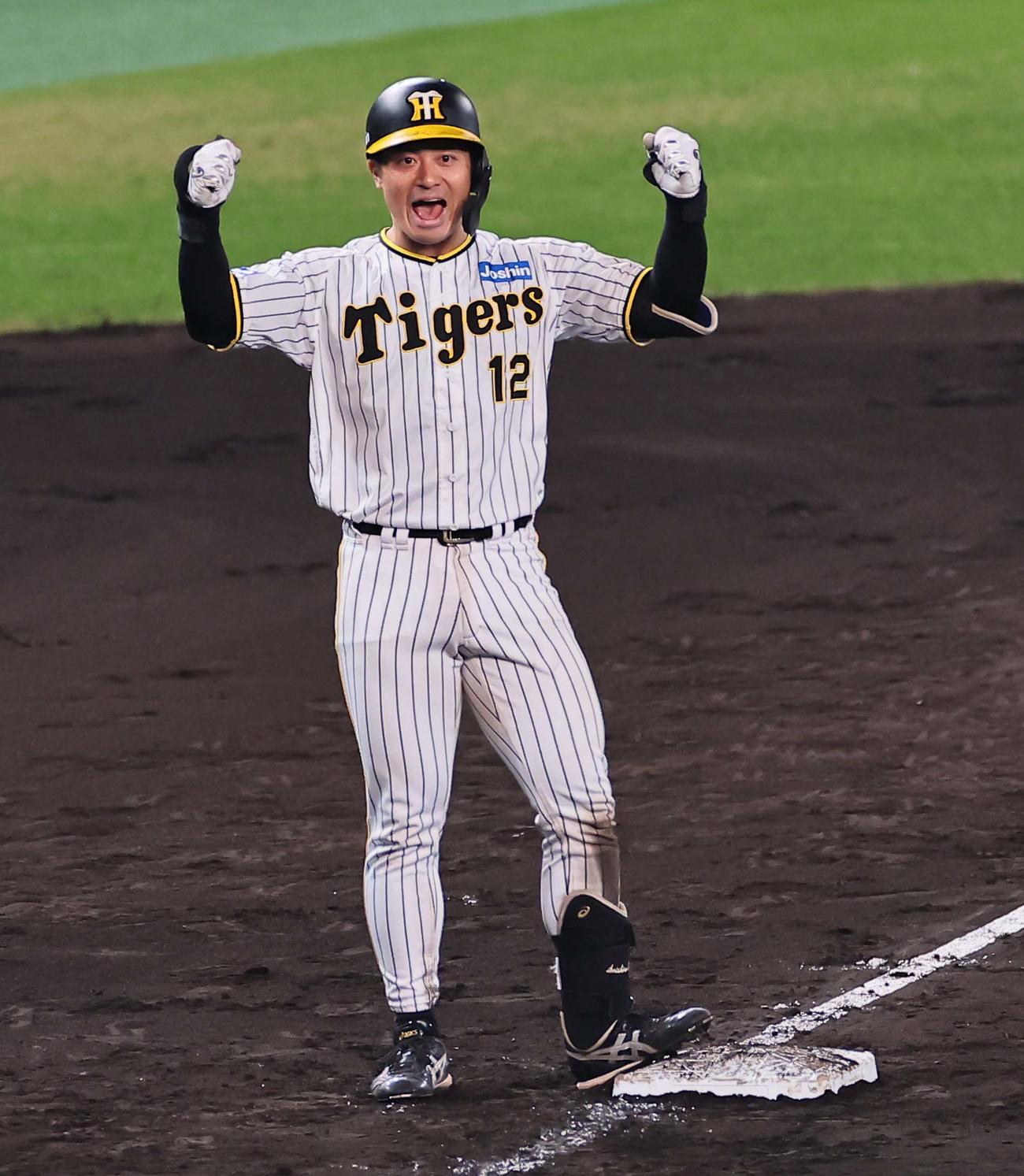 日本シリーズ第5戦　阪神対オリックス　8回裏阪神2死一、二塁、坂本は右越えに2点適時三塁打を放つ（撮影・上田博志）