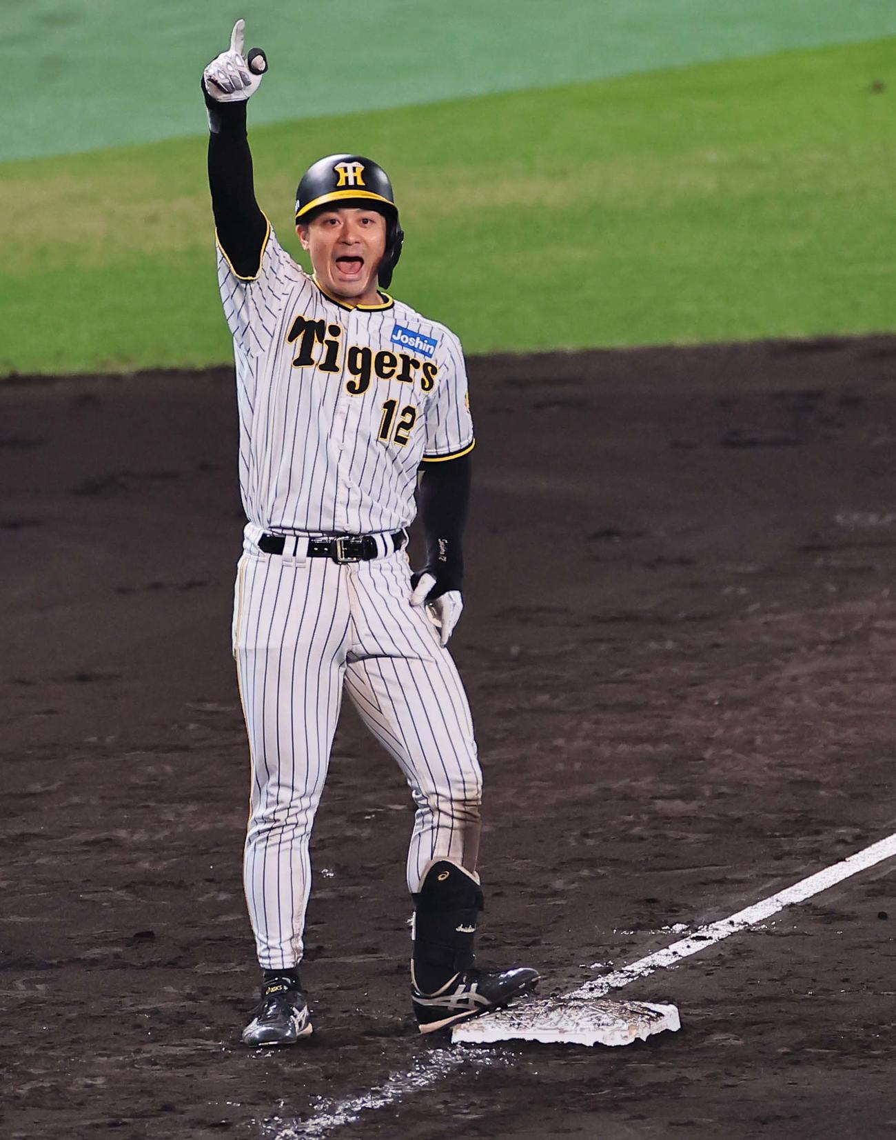 日本シリーズ第5戦　阪神対オリックス　8回裏阪神2死一、二塁、坂本は右越えに2点適時三塁打を放つ（撮影・上田博志）