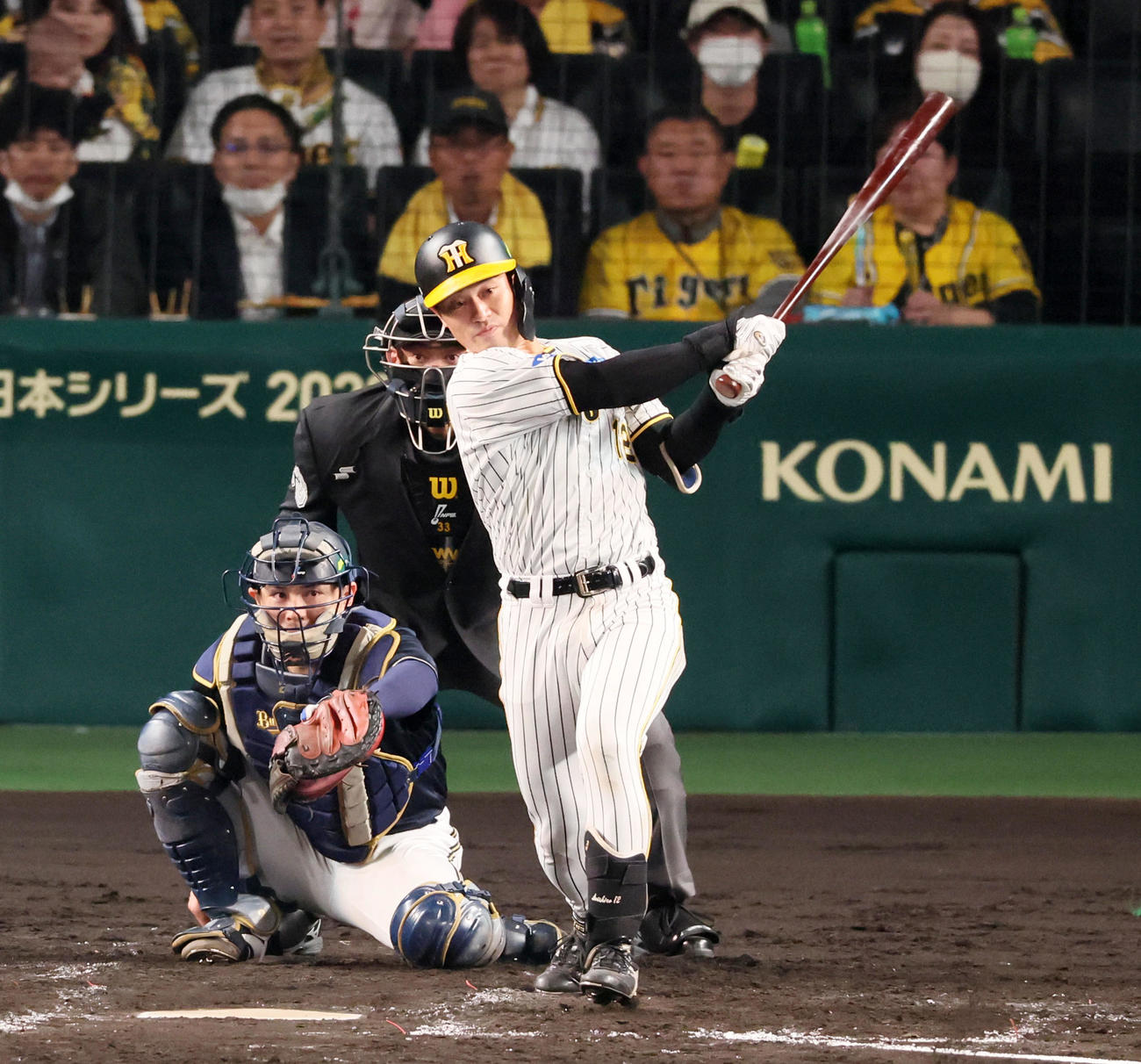 阪神対オリックス　5回裏阪神無死、坂本は左前打を放つ（撮影・加藤哉）