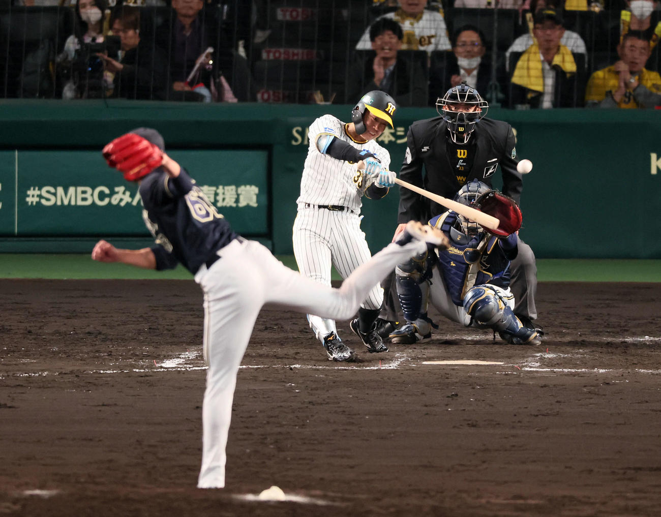 阪神対オリックス　8回裏阪神無死一塁、代打糸原は左前打を放つ。投手は山崎颯（撮影・加藤哉）