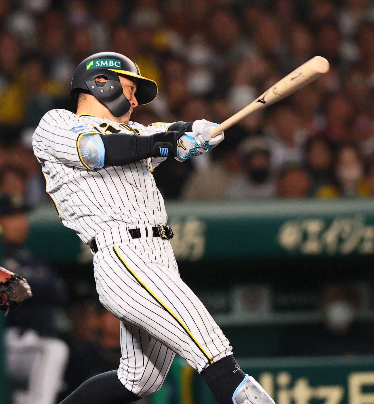 阪神対オリックス　8回裏阪神無死二塁、代打糸原は左前打を放つ（撮影・上山淳一）