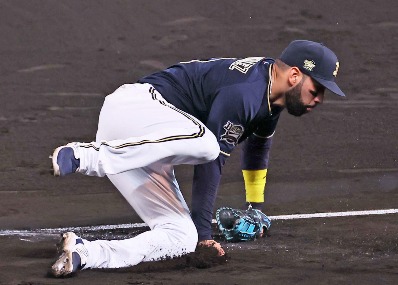 阪神対オリックス　7回裏阪神1死、ゴンザレスは佐藤輝の一ゴロを軽快にさばく（撮影・上田博志）