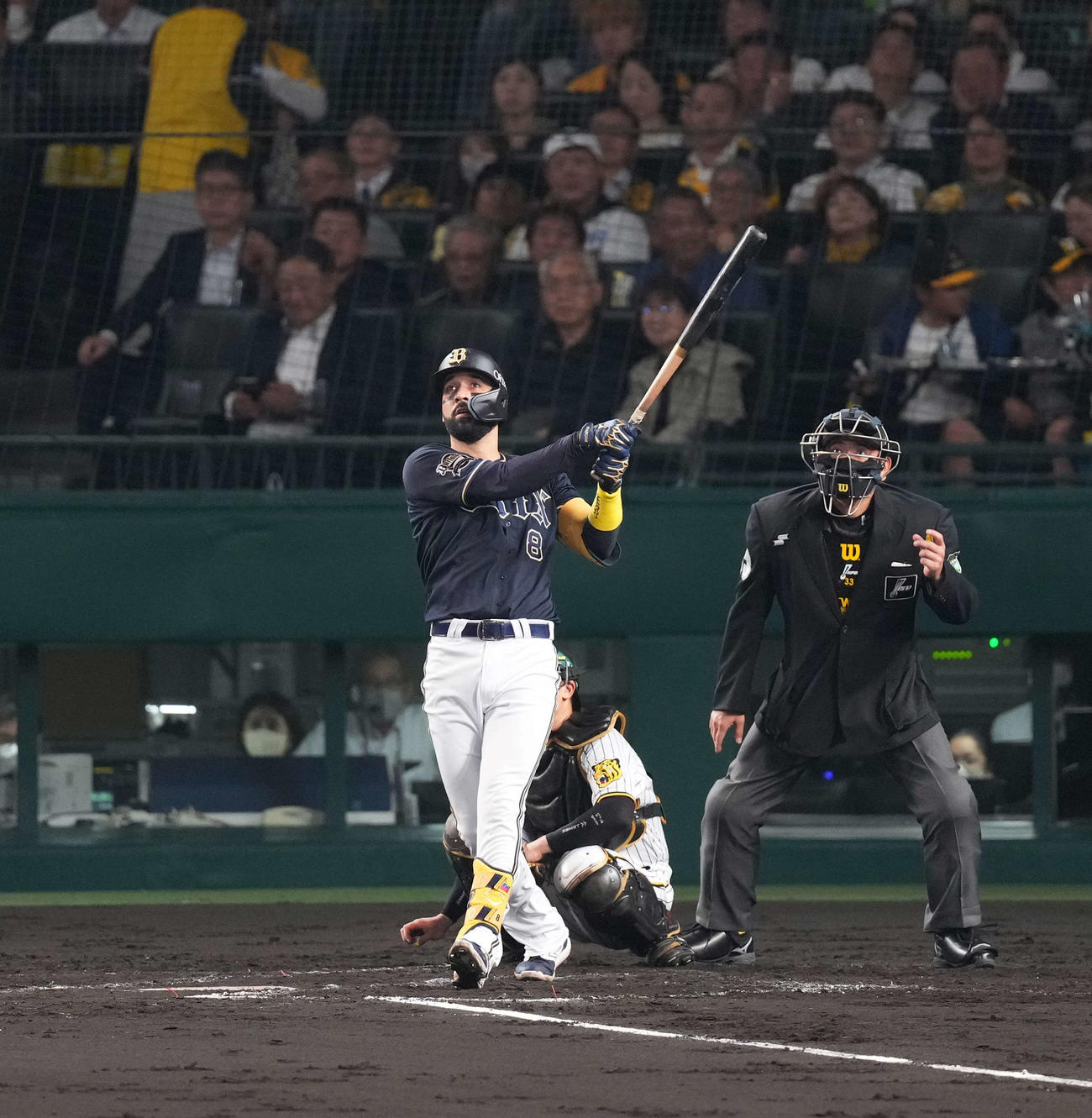 阪神対オリックス　4回表オリックス2死、先制ソロ本塁打を放つゴンザレス（撮影・菅敏）