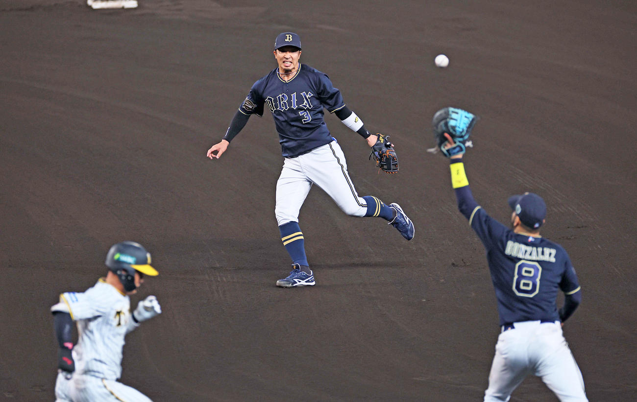 阪神対オリックス　8回裏阪神無死、木浪の打球を一塁へ悪送球する安達（撮影・上田博志）
