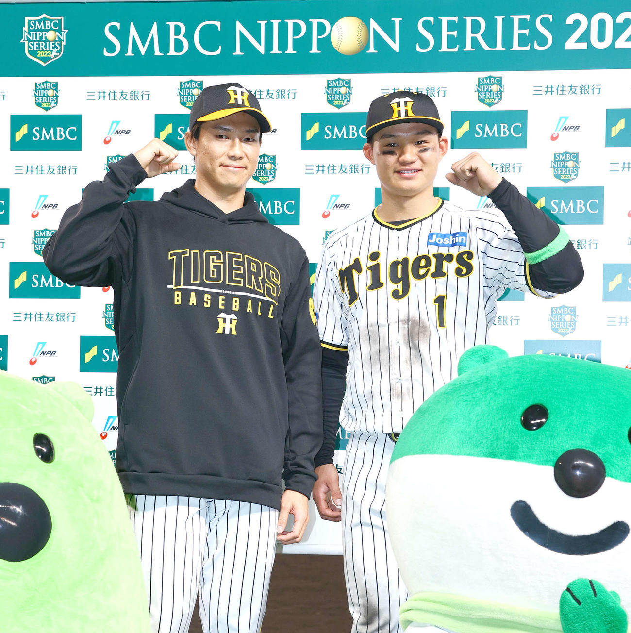 阪神対オリックス　ヒーローインタビュー後、笑顔で記念撮影する阪神湯浅（左）と阪神森下（撮影・上山淳一）