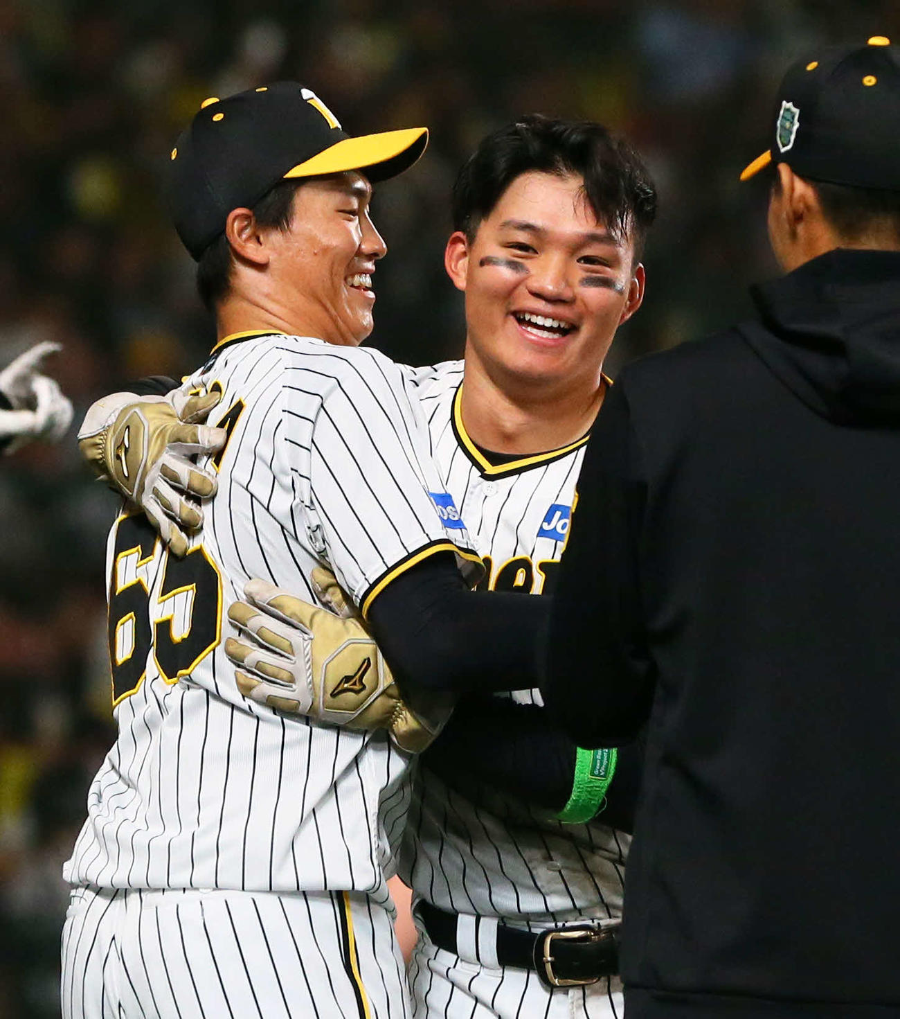 阪神対オリックス　8回裏阪神1死三塁、大山の中前適時打で生還した森下（右）と抱き合う湯浅（撮影・上山淳一）