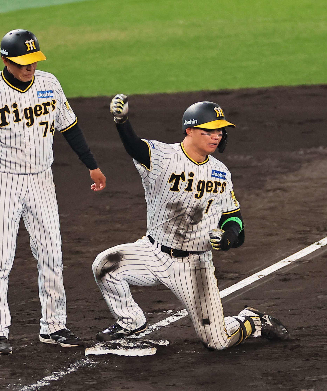 日本シリーズ第5戦　阪神対オリックス　8回裏阪神1死二、三塁、逆転2点適時三塁打を放った森下がガッツポーズをする（撮影・上田博志）