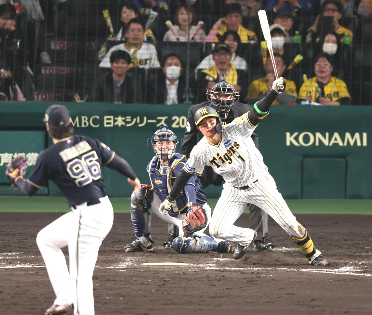 阪神対オリックス　8回裏阪神1死二、三塁、適時三塁打を放つ森下。投手宇田川（撮影・加藤哉）