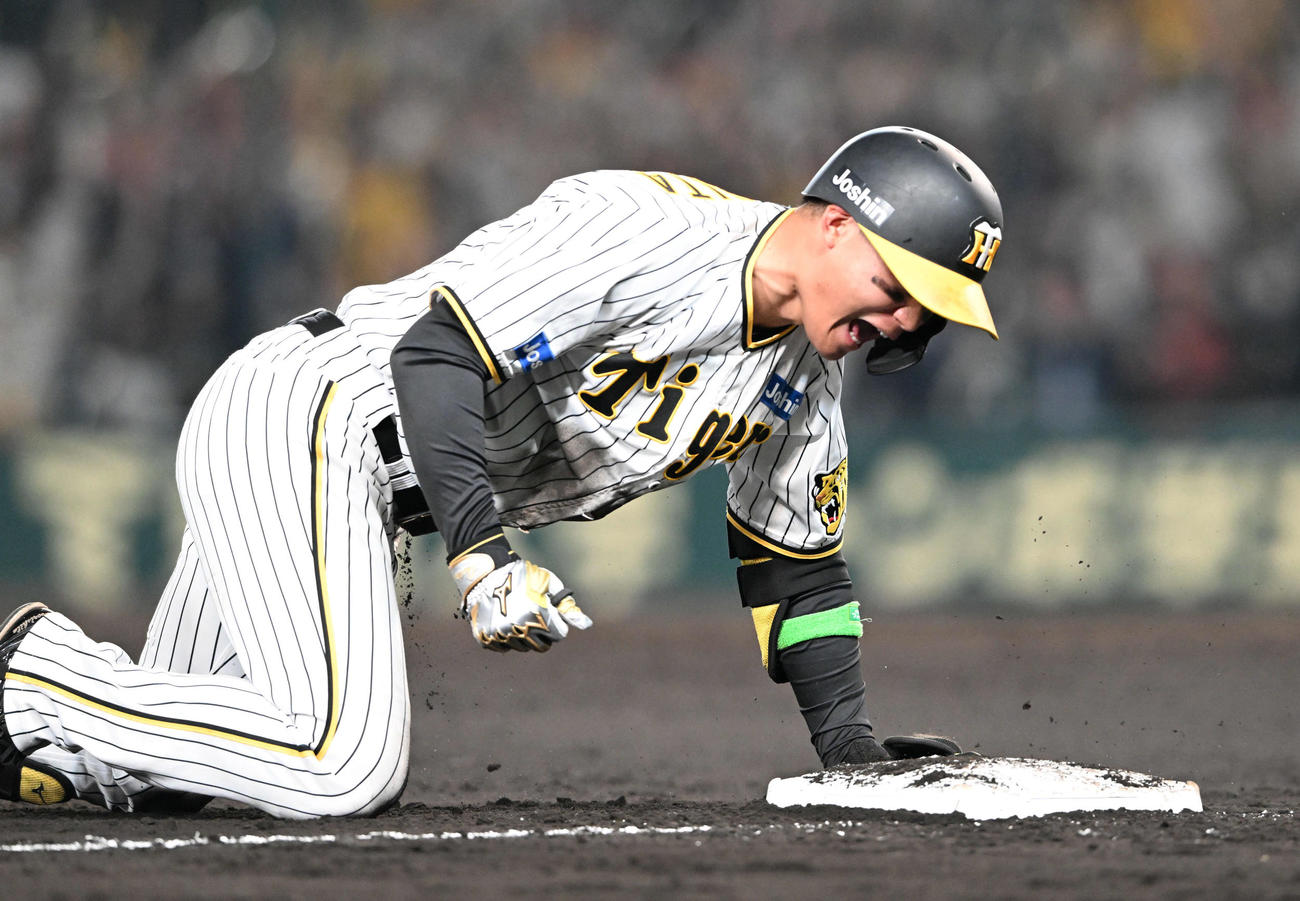 阪神対オリックス　8回裏阪神1死二、三塁、2点適時三塁打を放った森下は三塁ベースをほえながら叩く（撮影・和賀正仁）