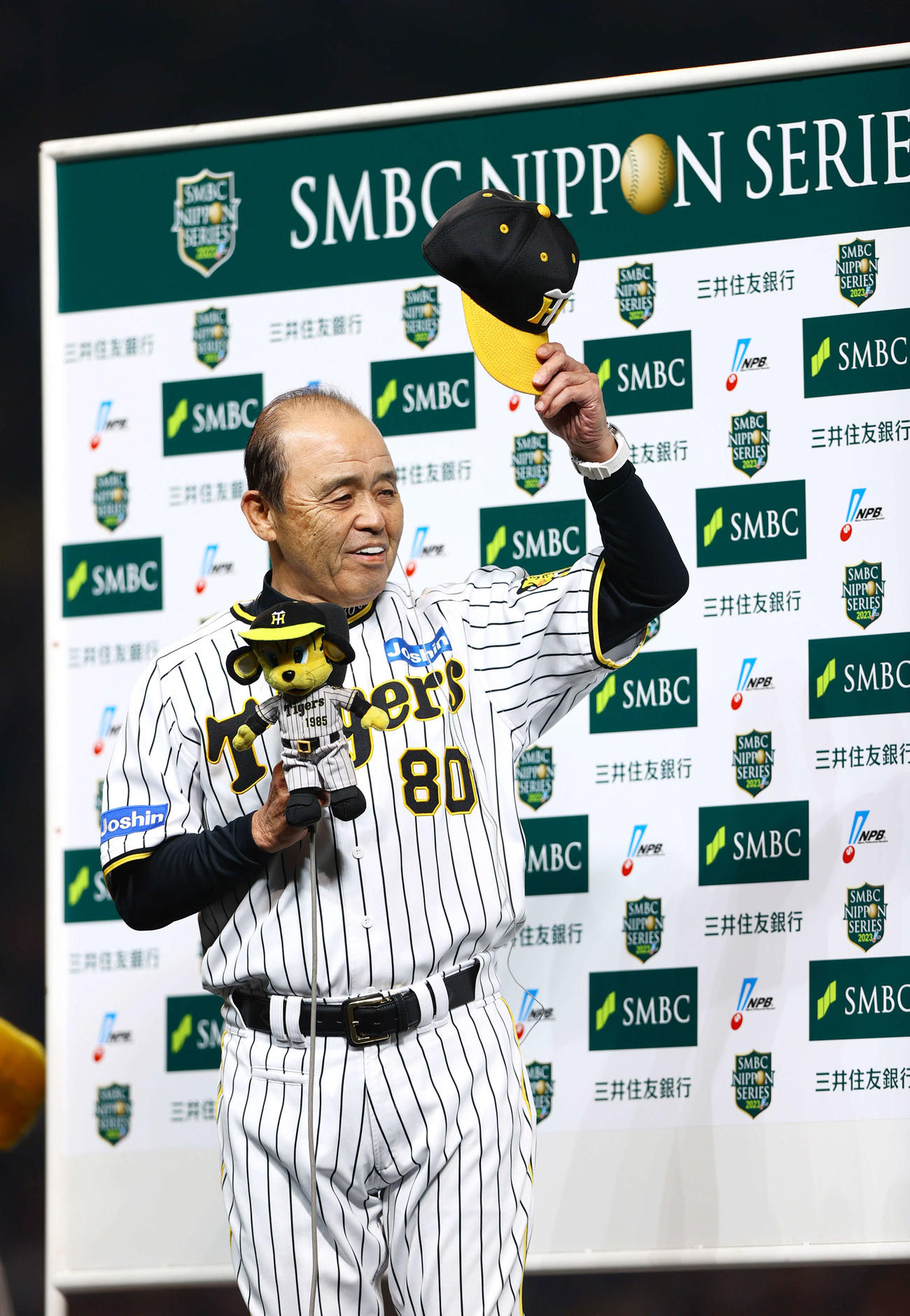 阪神対オリックス　阪神岡田監督はオリックスに勝利し、ファンの声援に応える（撮影・上山淳一）