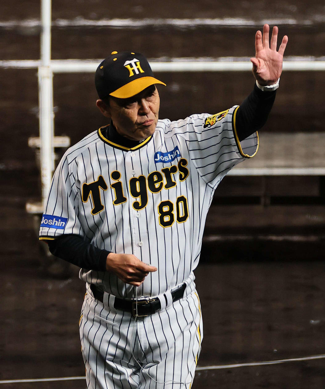 阪神対オリックス　ファンの歓声に手を上げて応える岡田監督（撮影・上田博志）