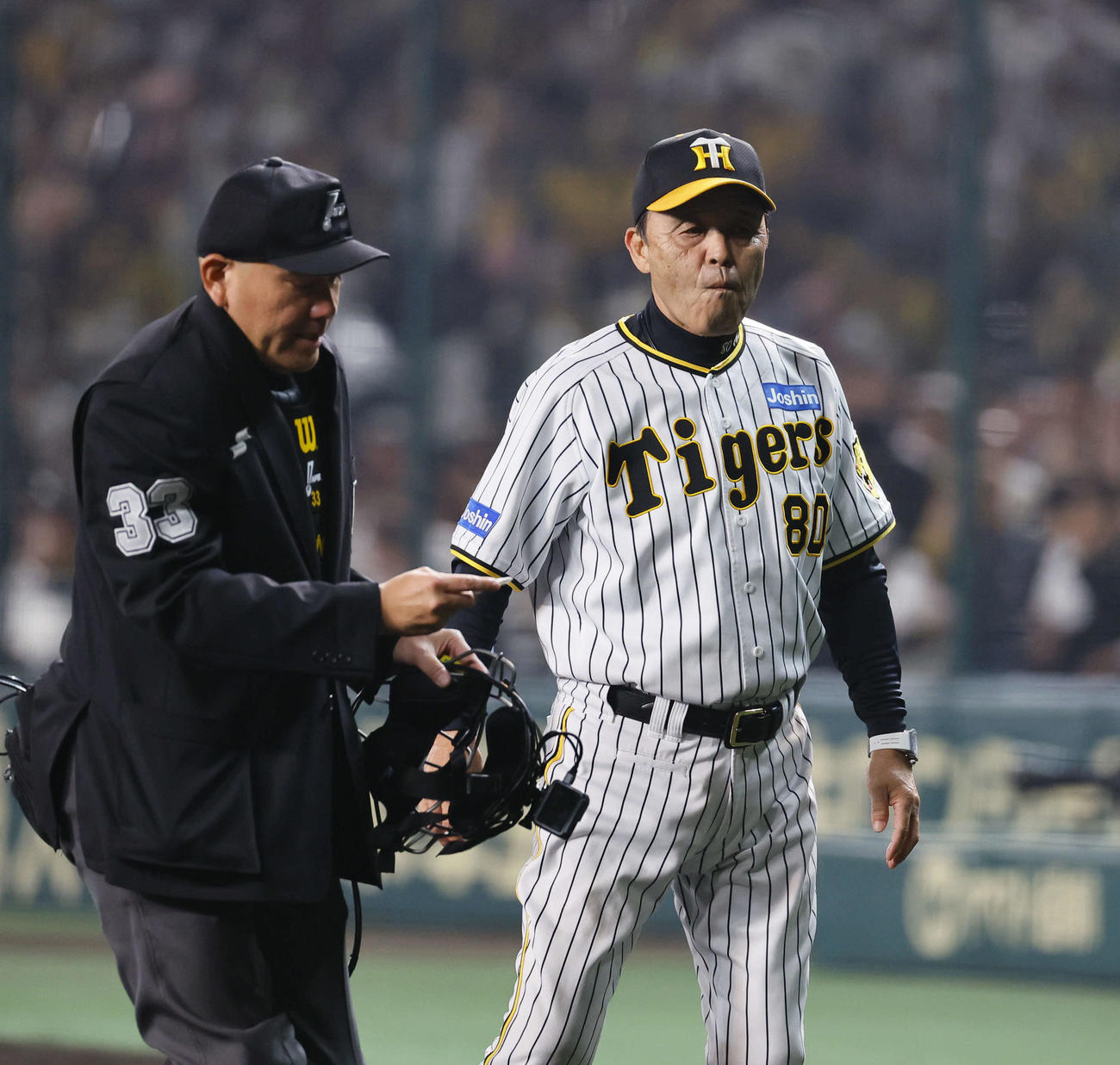 阪神対オリックス　7回表オリックス1死一塁、選手交代を告げ、渋い表情を見せる岡田監督（撮影・藤尾明華）