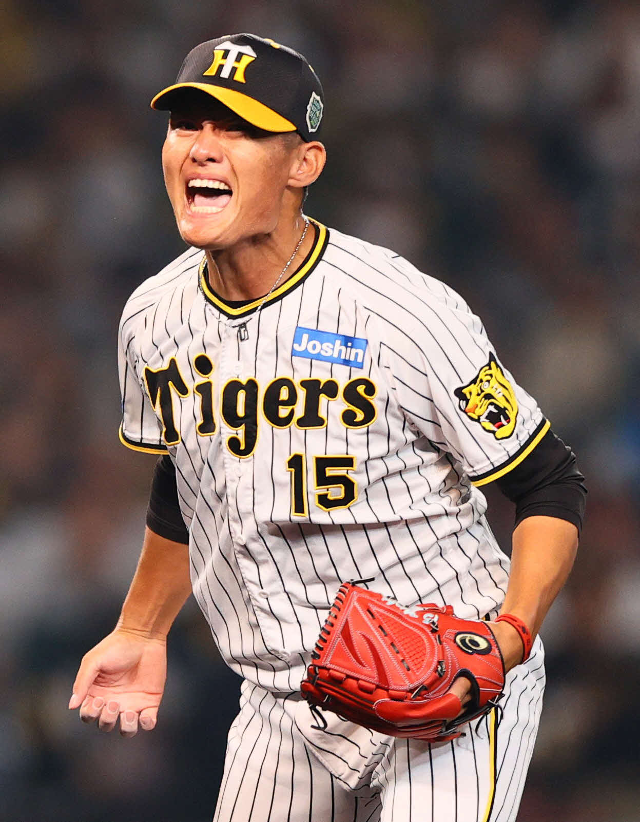 阪神対オリックス　6回表オリックス2死一、三塁、西純は若月から空振り三振を奪い雄たけびをあげる（撮影・上山淳一）