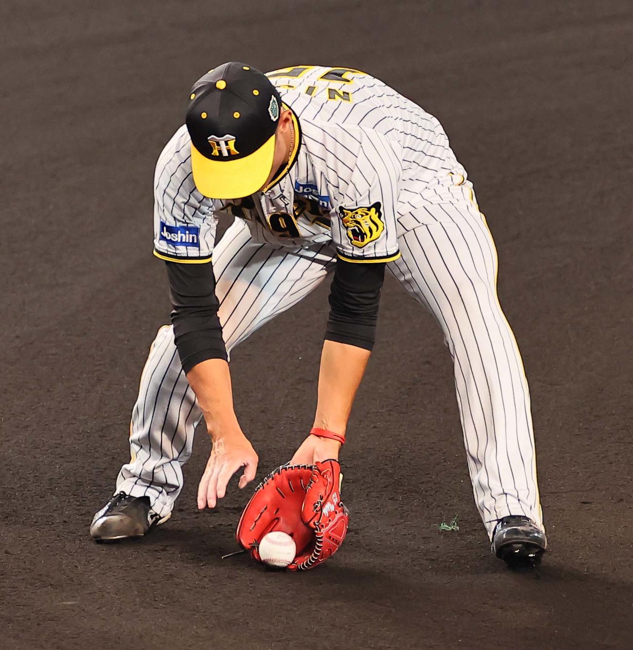 日本シリーズ第5戦　阪神対オリックス　6回表オリックス2死、西純はゴンザレスの打球を一塁へさばき送球するも一塁手の大山が落球する（撮影・上田博志）