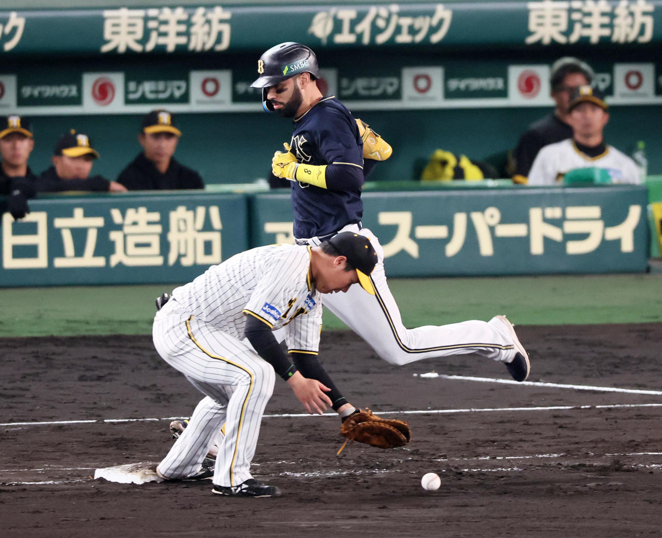 阪神対オリックス　6回表オリックス2死、大山はゴンザレスの打球を西純から受けたが捕球出来ず（撮影・加藤哉）