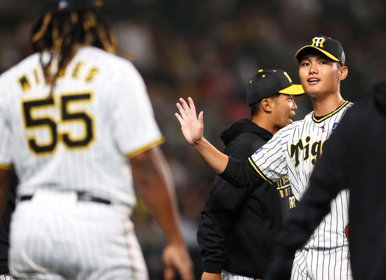 阪神対オリックス　6回表終了後、ベンチに引き揚げる阪神西純（右）（撮影・上山淳一）