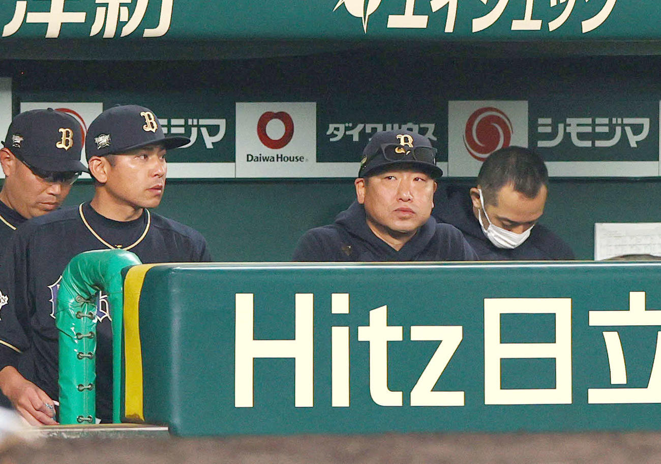 阪神対オリックス　8回裏に逆転され、グラウンドを見つめるオリックス中嶋監督（左から3人目）（撮影・上山淳一）