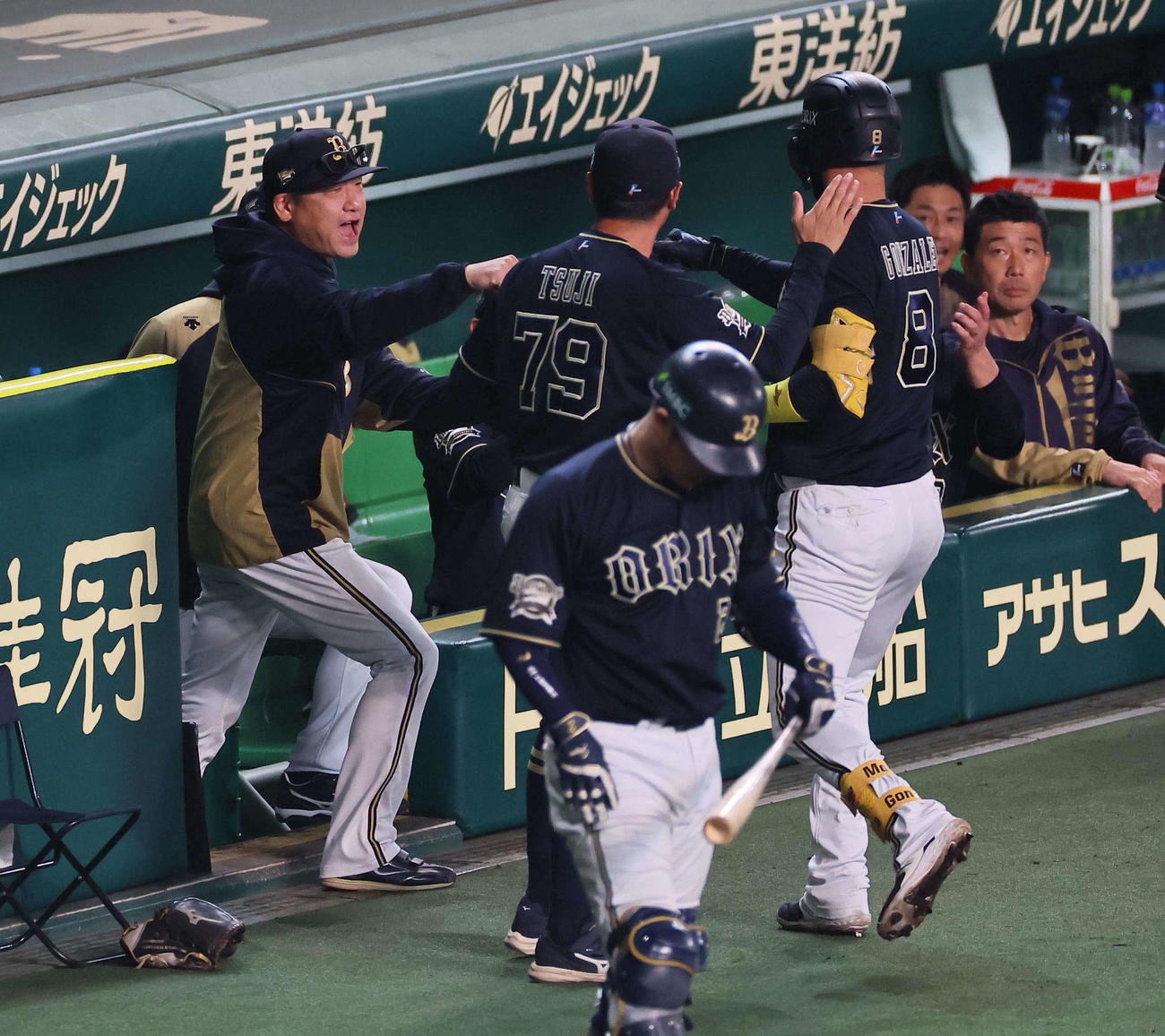 阪神対オリックス　4回表オリックス2死、中嶋監督（左）は左中間越え先制ソロ本塁打を放ったゴンザレスをグータッチで出迎える（撮影・上田博志）