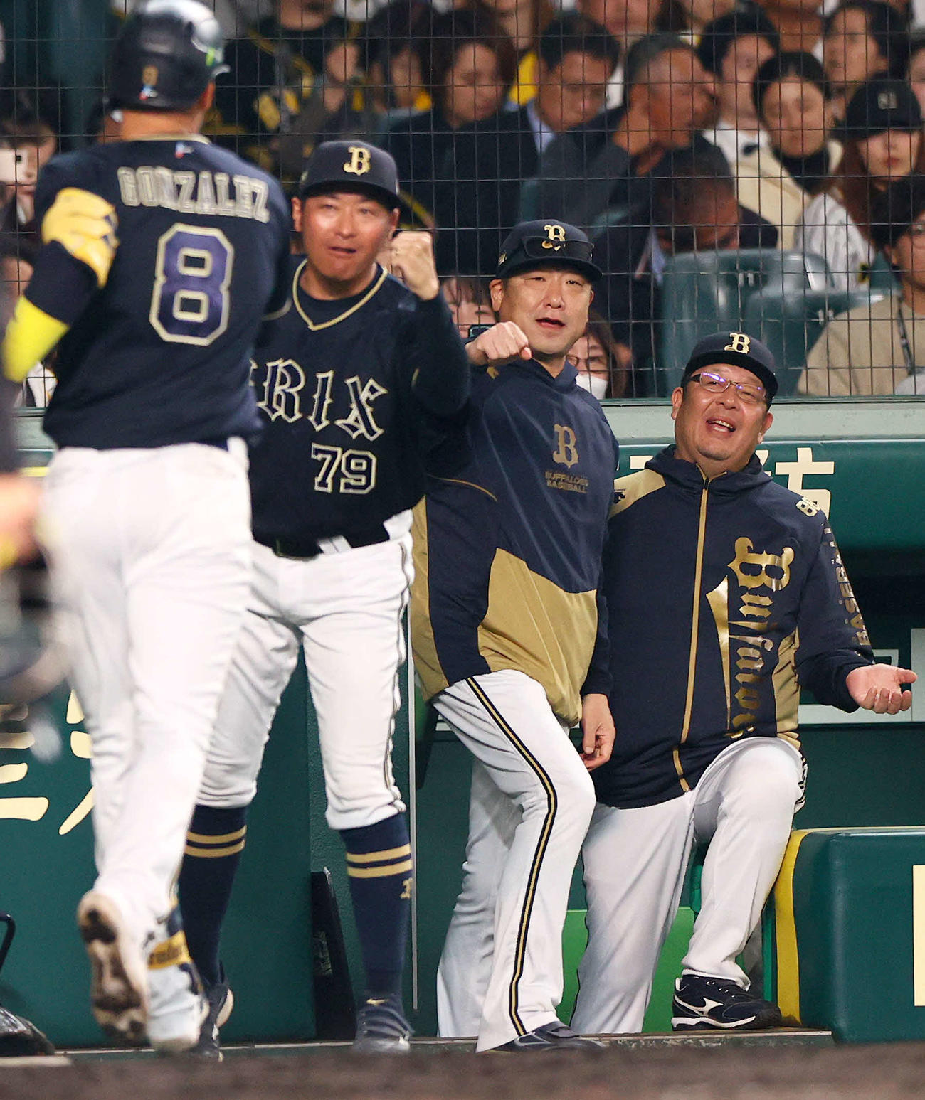阪神対オリックス　4回表オリックス2死、先制ソロ本塁打を放ったゴンザレス（手前）を迎える中嶋監督（右から2人目）（撮影・上山淳一）