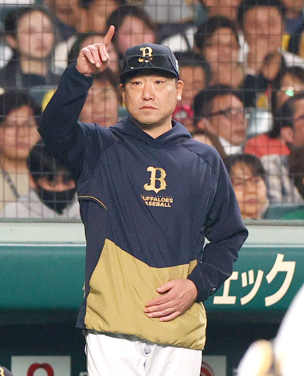阪神対オリックス　7回表、交代を告げるオリックス中嶋監督（撮影・上山淳一）