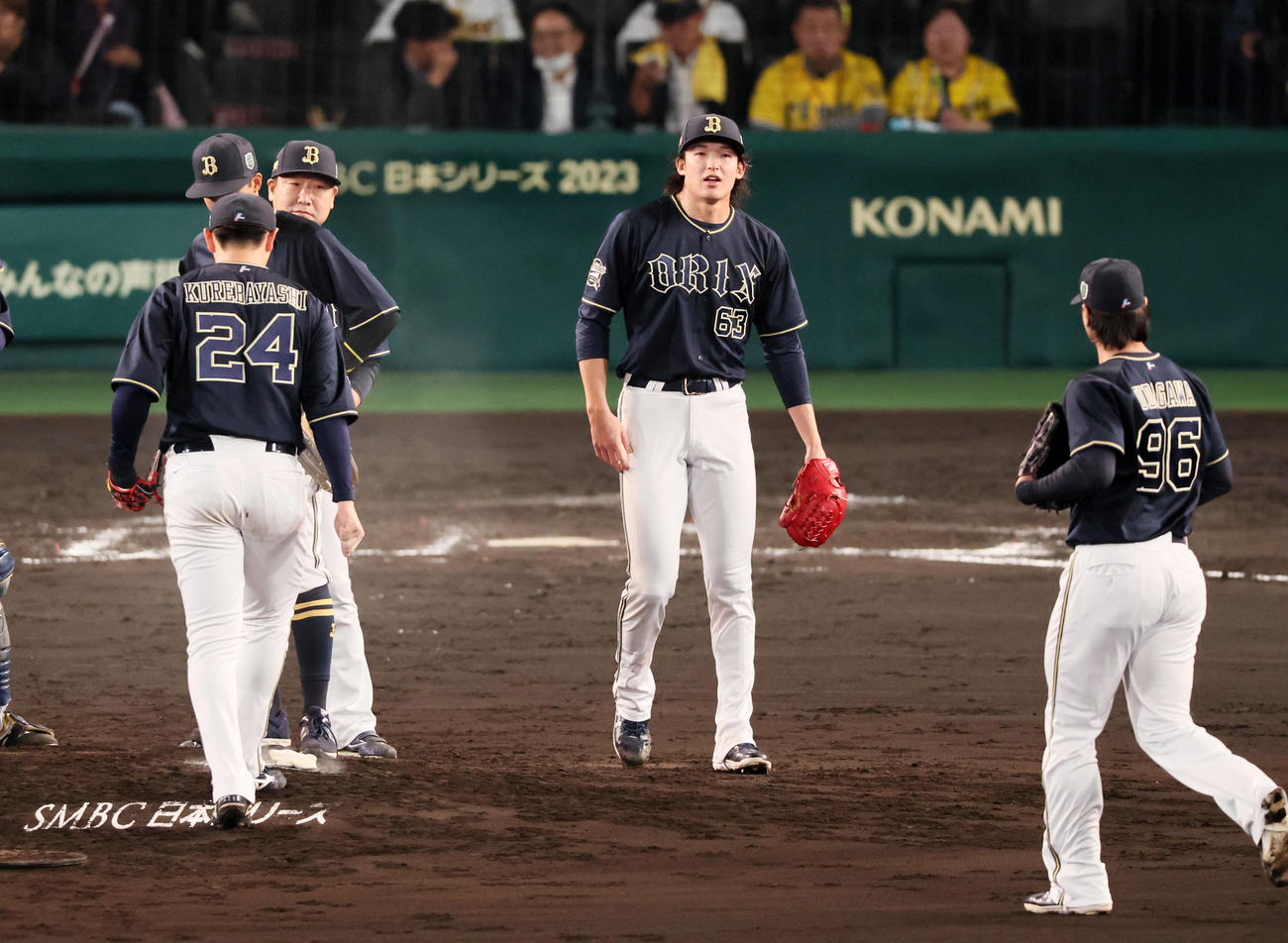 阪神対オリックス　8回裏阪神1死二、三塁、打者森下を迎え降板する山崎颯、左は中嶋監督、右は登板する宇田川（撮影・加藤哉）