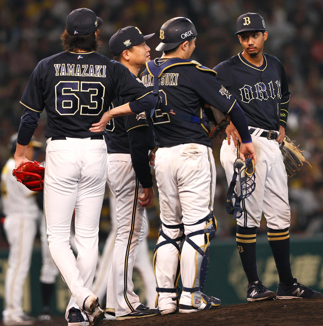 阪神対オリックス　8回裏、マウンドで話すオリックス中嶋監督（左から2人目）（撮影・上山淳一）