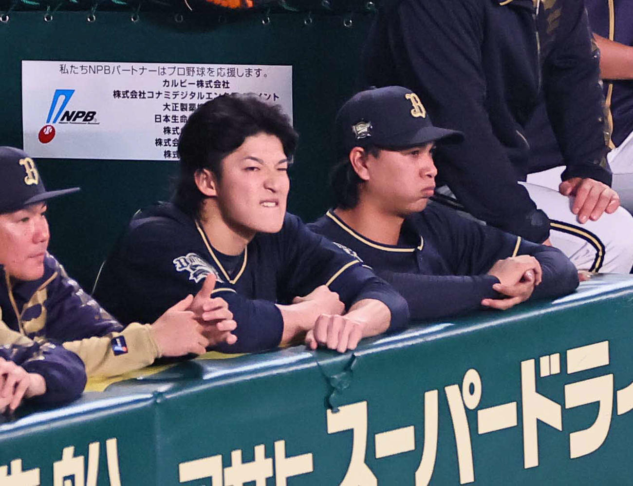 日本シリーズ第5戦　阪神対オリックス　逆転を許しベンチで悔しそうな表情を見せる山崎颯（中央）と宇田川（撮影・上田博志）