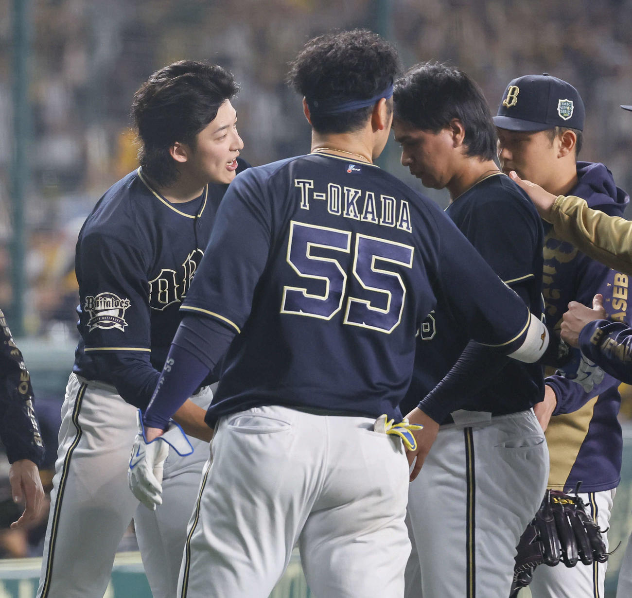 阪神対オリックス　8回裏阪神1死一塁、降板する宇田川（右から2人目）を出迎える山崎颯（左）（撮影・藤尾明華）