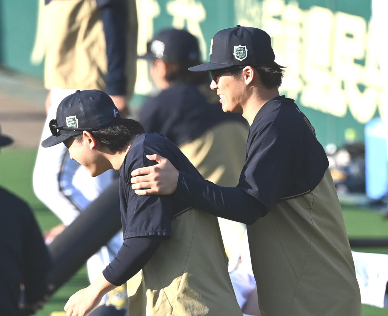 オリックス宮城大弥（左）と山本由伸（2023年11月1日撮影）