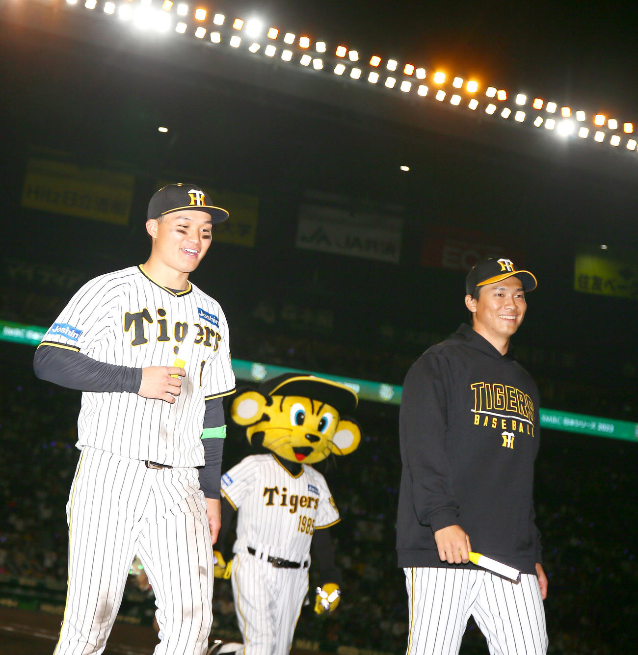 阪神対オリックス　ヒーローインタビュー後、笑顔でファンの元へ向かう阪神森下（左）と阪神湯浅（撮影・上山淳一）