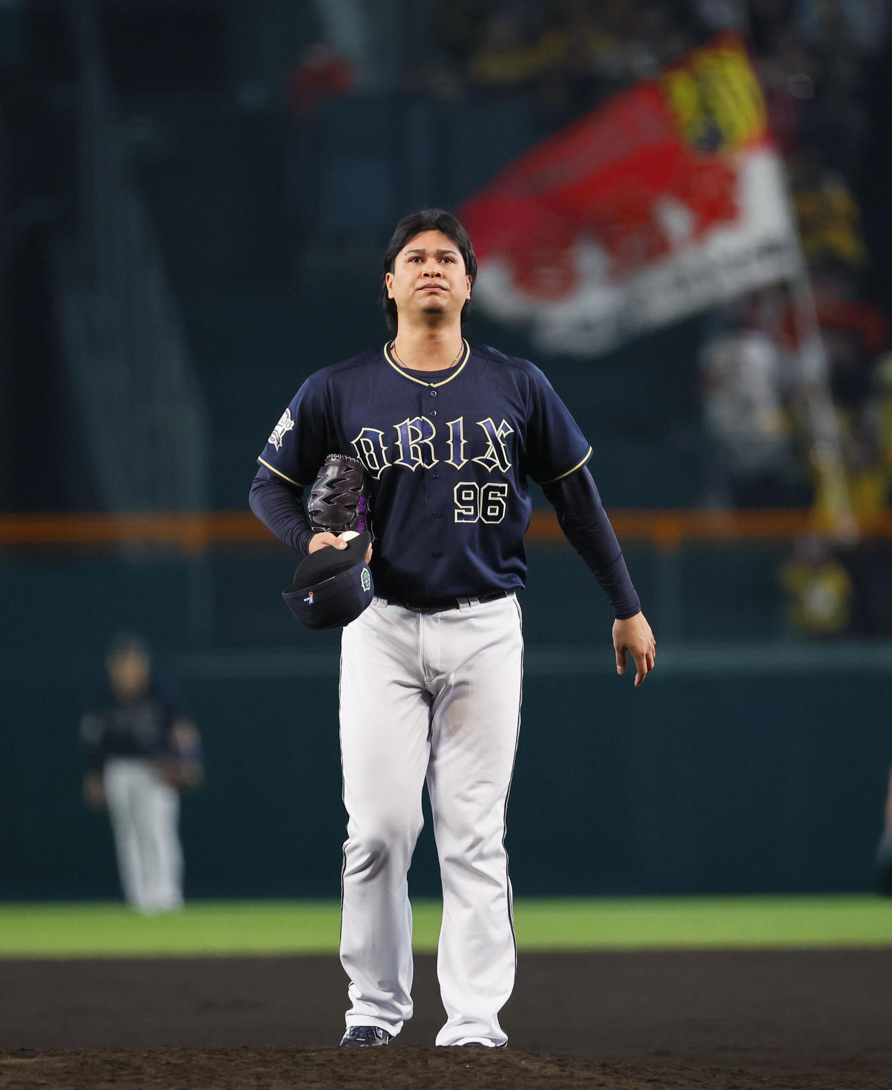 阪神対オリックス　8回裏阪神1死二、三塁、森下に逆転の2点適時三塁打を許し、ガックリするオリックス宇田川（撮影・藤尾明華）