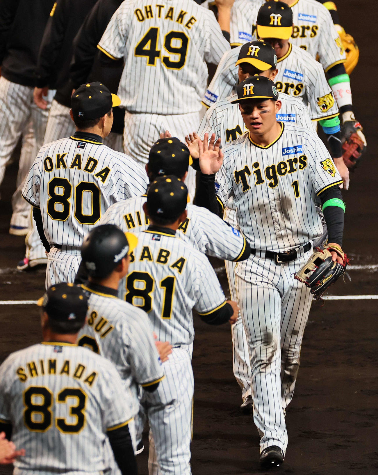 日本シリーズ第5戦　阪神対オリックス　オリックスに逆転勝利した森下（右）は岡田監督とハイタッチして喜ぶ（撮影・上田博志）