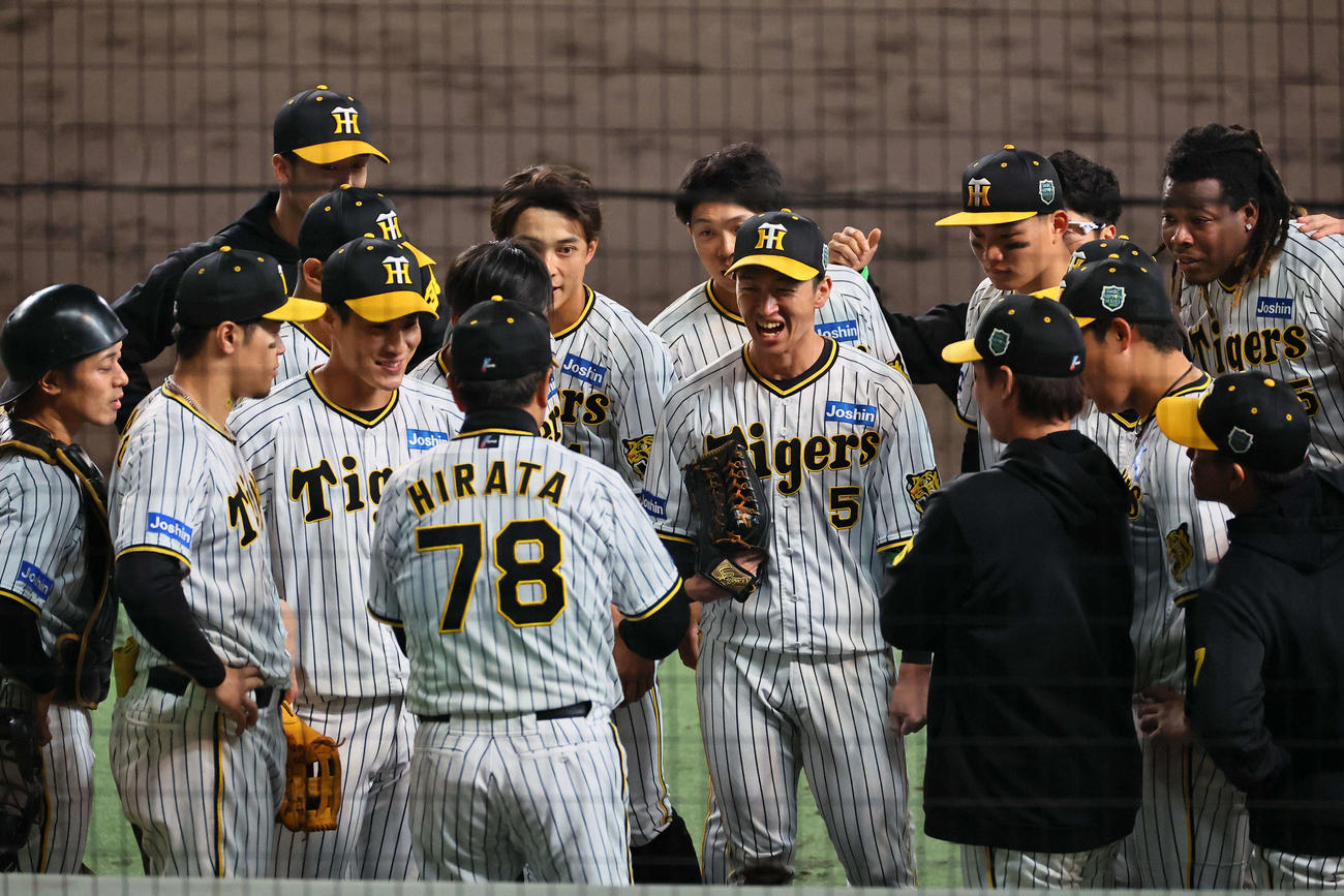 阪神対オリックス　7回攻撃前に円陣を組む阪神ナイン（撮影・上田博志）