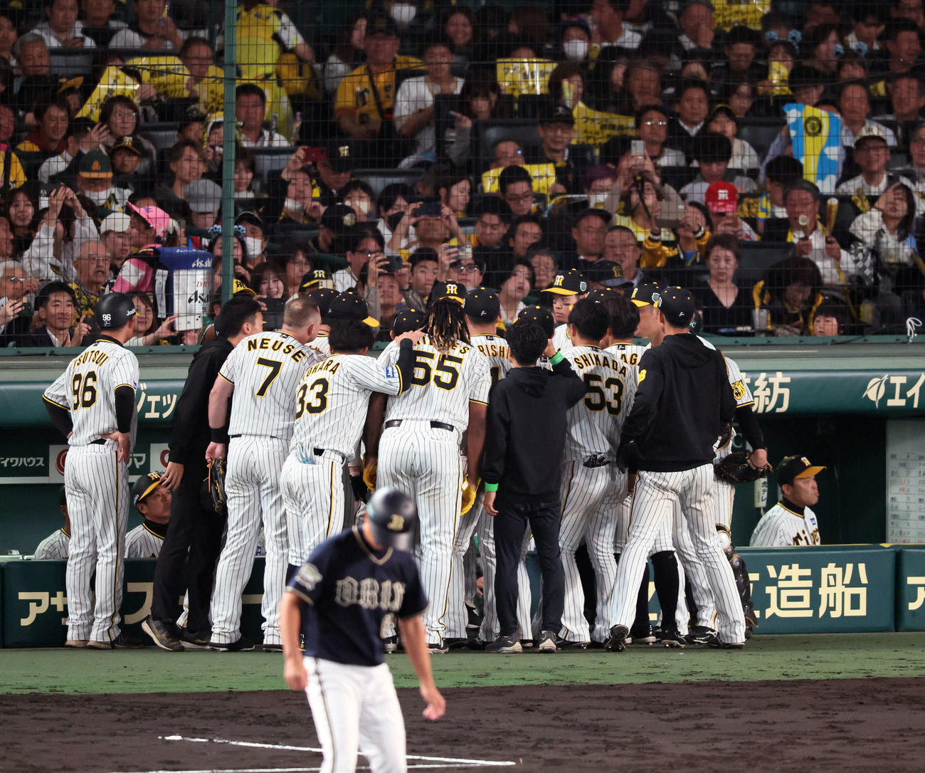阪神対オリックス　7回裏を前に円陣を組む阪神ナイン（撮影・加藤哉）