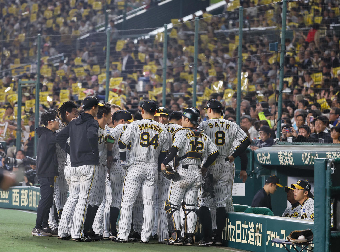 阪神対オリックス　7回裏の攻撃前にベンチで円陣を組む阪神ナイン（撮影・藤尾明華）